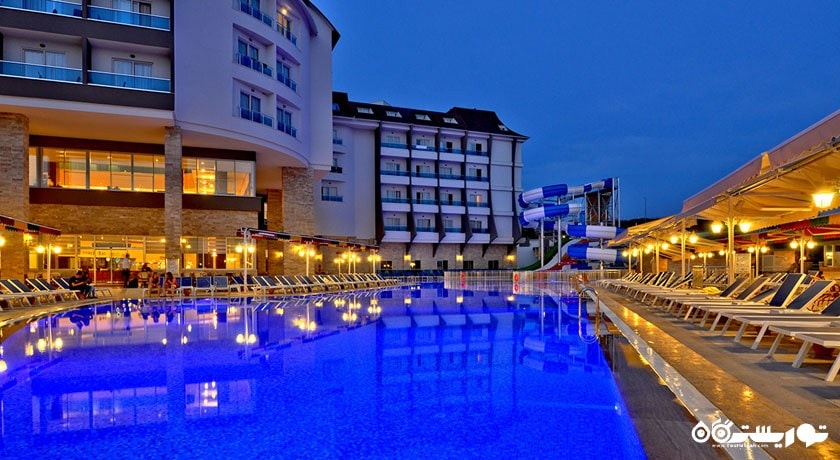 نمای استخر روباز و ساختمان هتل